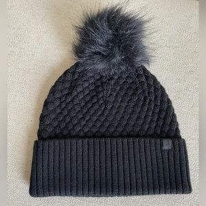 Luluemon women’s bubble knit pom beanie in black